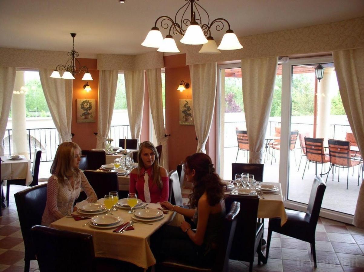 Staff House Bed and Breakfast Nyíregyháza Εξωτερικό φωτογραφία