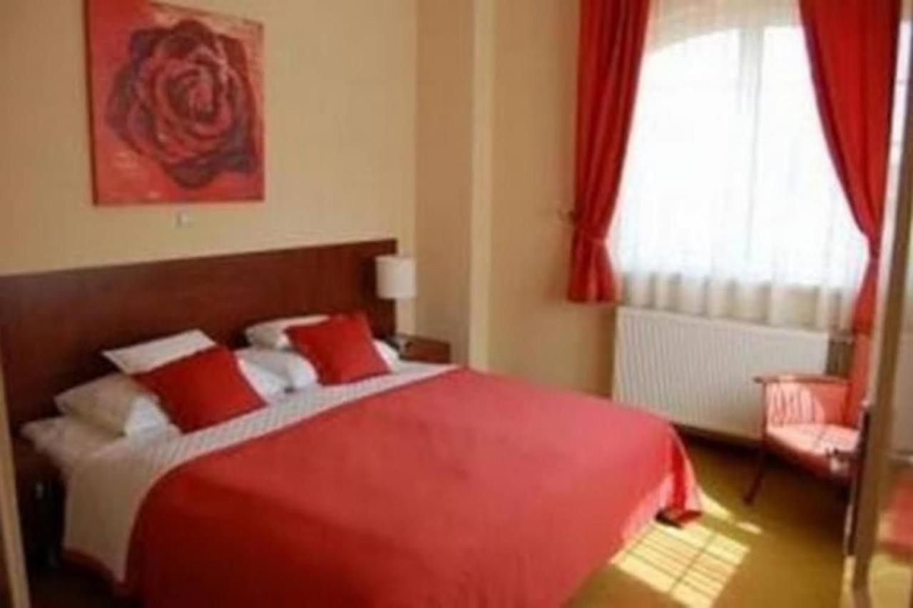 Staff House Bed and Breakfast Nyíregyháza Εξωτερικό φωτογραφία